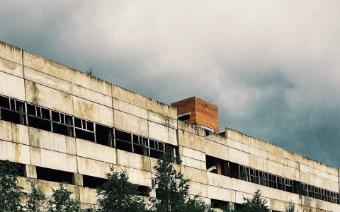 Установлен владелец заброшенного здания в Чепецке, где с высоты упал подросток