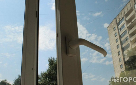 В Кирове годовалый ребенок выпал из окна 2 этажа