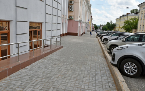На Спасской обновили тротуар брусчаткой
