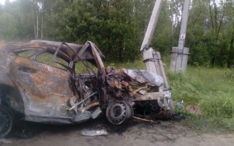 В Кировской области иномарка въехала в опору и сгорела