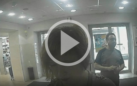 Появилось видео кражи денег из банкомата: полиция разыскивает подозреваемую