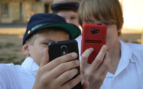 В школах хотят запретить мобильные телефоны