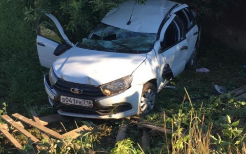 В Кировской области пьяный водитель въехал в забор и оказался в кювете