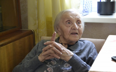 "Мужу 101 год, мы каждый час вместе": 100-летняя кировчанка рассказала историю своей жизни