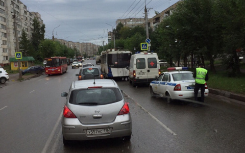 Очевидцы: в троллейбусе на проспекте Строителей женщина упала и разбила голову