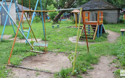 В Слободском девочка получила травму во время прогулки в детском саду