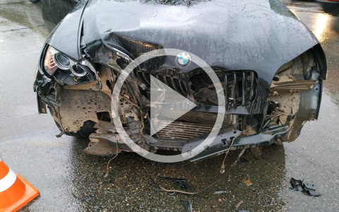 Момент столкновения BMW X6 и КамАЗа у ТЦ Jam Молл попал на видео