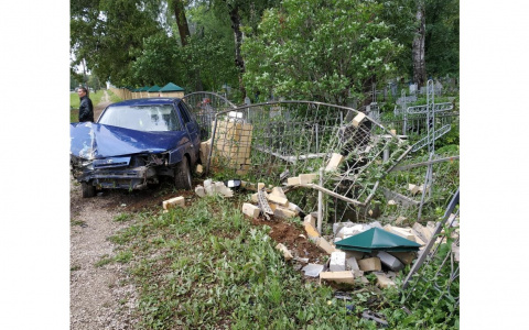 В Кировской области водитель ВАЗа протаранил ограду кладбища и убежал
