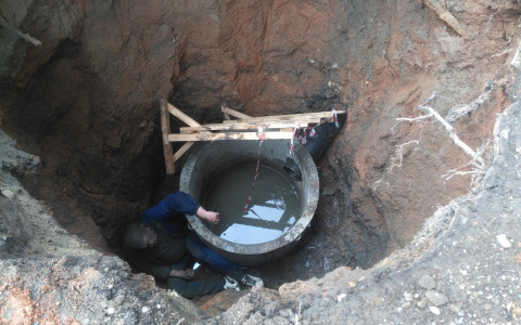 В Кирове мужчина провалился в неогороженный колодец