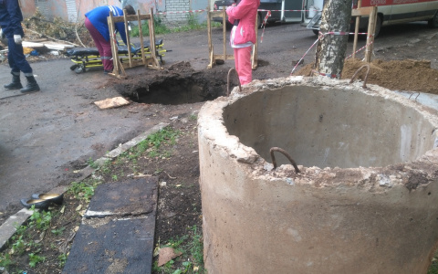 В мэрии рассказали о состоянии мужчины, упавшего в колодец на улице Красина