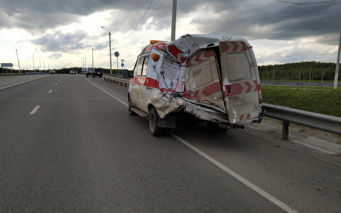 В Кирове водителя фуры ослепило солнце, и он протаранил машину дорожников