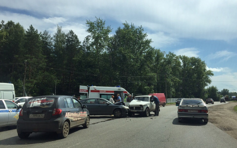 «Спасатели достают пострадавших из искореженной машины»: очевидцы о ДТП у поворота на Порошино