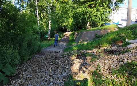Фото дня: в Кирове сошел «оползень» из щебня