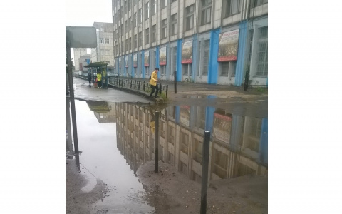 «Можно было выжимать и верхнюю одежду, и школьную форму»: ребенок провалился в лужу на Лепсе