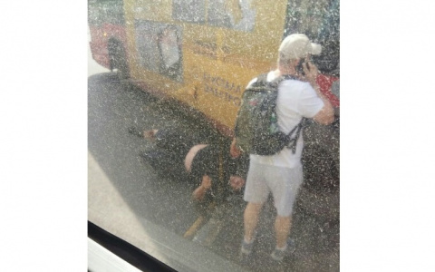 Очевидцы: «На улице Воровского сбитого мотоциклиста протащил автобус»