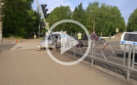 На Октябрьском проспекте иномарка влетела под «десятку»: от удара ВАЗ снес светофор