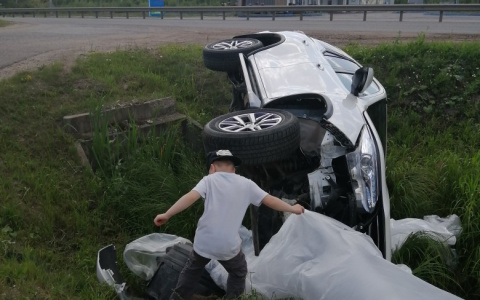 В Кирове новая Toyota Fortunerу вылетела в кювет у автосалона Toyota