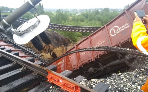 Из-за ЧП с сошедшими вагонами приостановлены продажи ж/д билетов из Кирова