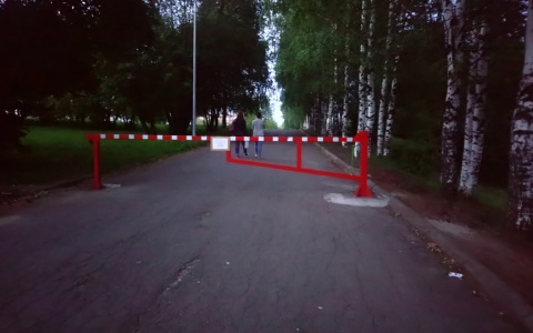 Фото дня: на въезде на территорию Дворца пионеров впервые установили шлагбаум