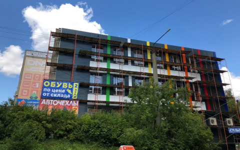 Фото дня: фасад Дома фото в Кирове становится разноцветным