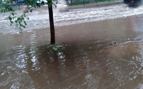 Улицы Кирова плавают после каждого сильного дождя: фото из соцсетей