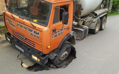 В мэрии прокомментировали провалившийся в новый асфальт КамАЗ