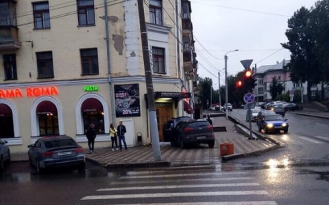 Молодой водитель на кроссовере чуть не въехал в ресторан в центре Кирова