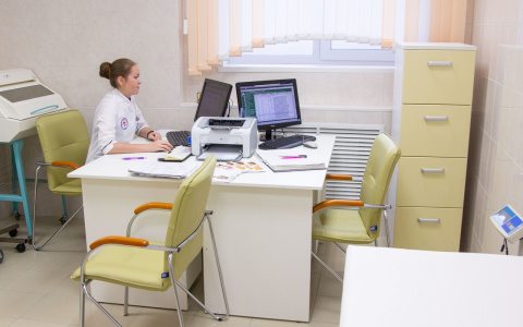 Практику Кировской области по премированию врачей за выявление рака распространят на всю Россию