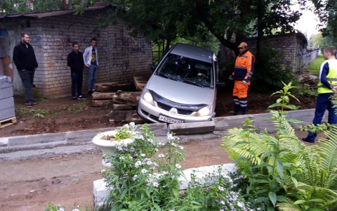 Благоустройство дворов: на Студенческом иномарка влетела в новые бордюры