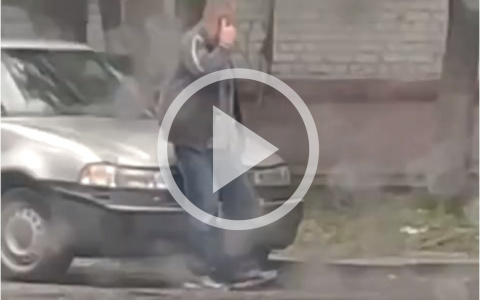 Видео: в Кирове мужчина остановил собой машину, пытавшуюся скрыться с места ДТП
