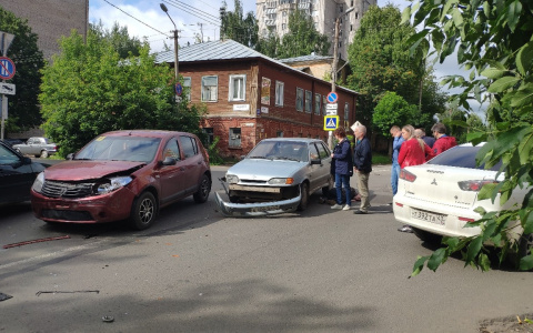 «Пострадавший жив, но сам встать не может»: очевидцы о ДТП в центре Кирова