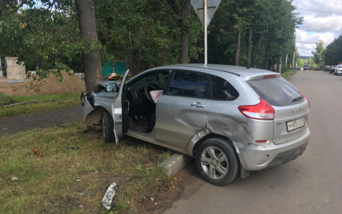 В Кировской области после ДТП машина врезалась в дерево