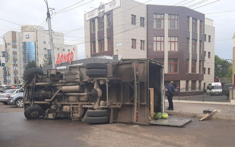 Фото дня: от вокзала образовалась километровая пробка из-за перевернувшегося большегруза