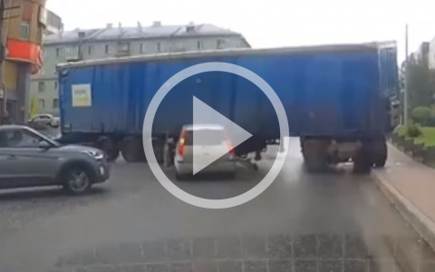 Видео: у фуры на горе отказали тормоза, и она поехала на людей