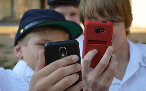 Лишают телефона: в Кирове школьникам запретили использовать смартфоны с интернетом