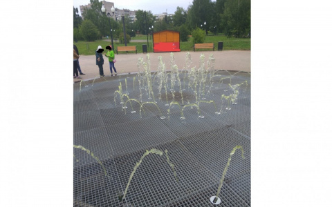 Из самого нового фонтана в Кирове в Кочуровском парке начала бить зеленая вода