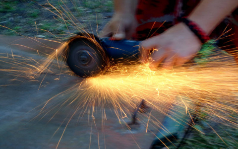 В аптеку с болгаркой: в Кировской области мужчина ночью распилил сейф