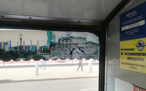 Водитель 8 троллейбуса в Кирове украсил салон фотографиями из своего отпуска