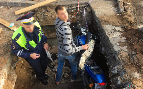 В Кирове мотоциклист улетел в раскопанную коммунальщиками яму