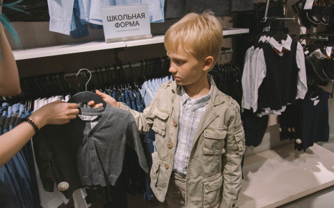 Стало известно, на сколько подрожала одежда для школьников в Кировской области