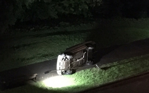 Машина - на боку, водитель убежал: в Кирове разыскивают виновника ДТП