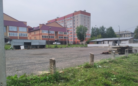 "Сносят единственную хоккейную коробку в районе!": в Кирове начали обустраивать спортплощадки