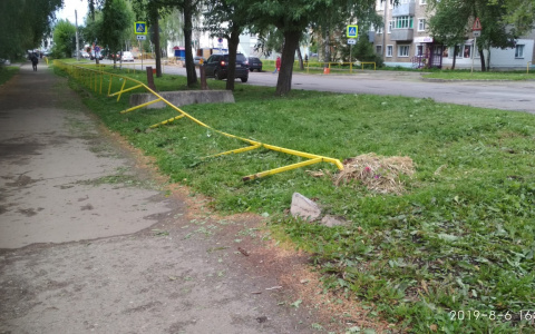 Поручни для незрячих на улице Сурикова, установленные в снег, не простояли и года