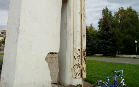 В Кирове в парке у Дворца пионеров разрушается стела