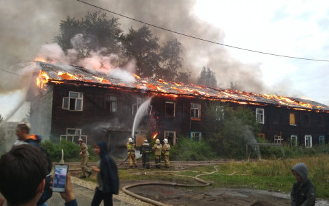 В Кировской области загорелся заброшенный дом