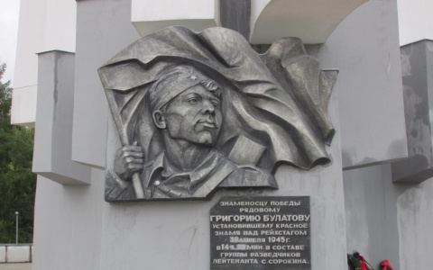 Устранили последствия: в парке Победы очистили от краски мемориальную доску