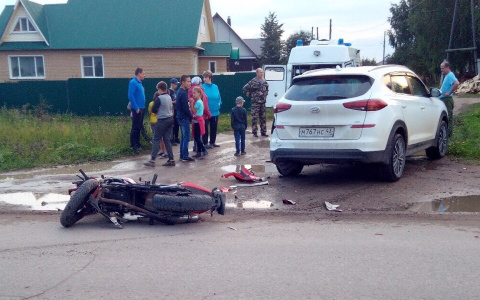 Два нарушителя на дороге: в Верхошижемье мотоциклист-бесправник врезался в Hyundai