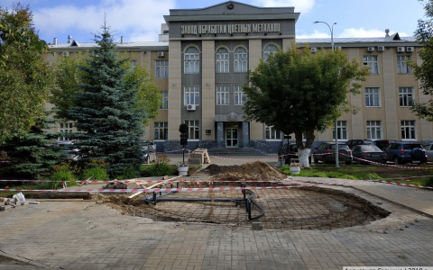 На площади ОЦМ начали строить новый фонтан