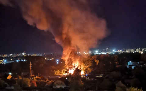 «Бомжи и баллоны с газом»: в Кирове полыхал частный дом