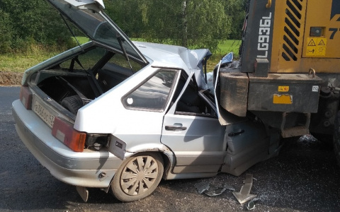 Появились фото с места смертельного ДТП под Кировом, где ВАЗ врезался в трактор